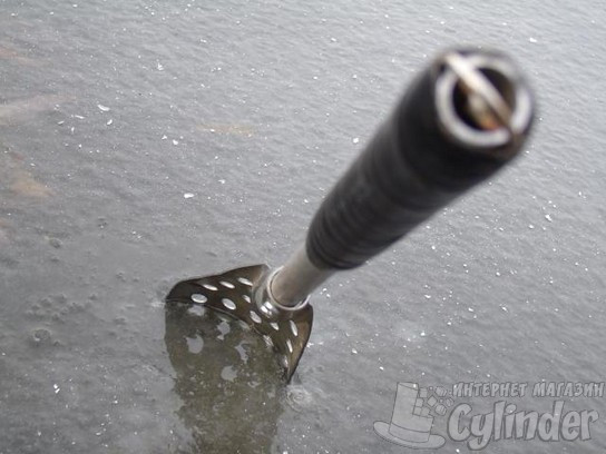 Металлической шумовкой можно разбить лед
